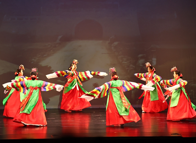 Suyeong Yaryu, entre rituels et lumières : l’âme masquée de la Corée s’invite à Montpellier