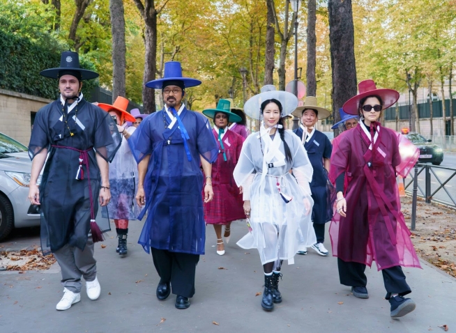 La mode coréenne dans les rues de la capitale française avec Blanc-Gat to Paris
