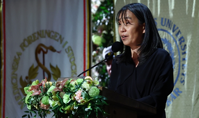 « Lire et écrire de la littérature, c’est s’opposer à ce qui détruit la vie » : le discours d'Han Kang au banquet Nobel