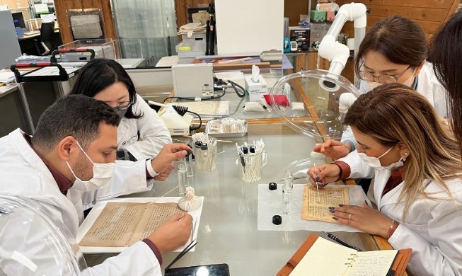 Aux archives nationales de Corée, on restaure le patrimoine documentaire du monde entier