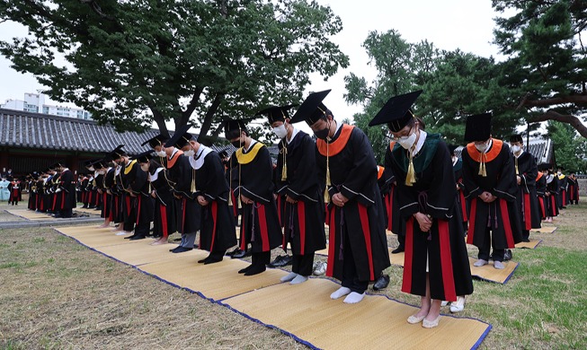 Cérémonie traditionnelle de remise des diplômes universitaires