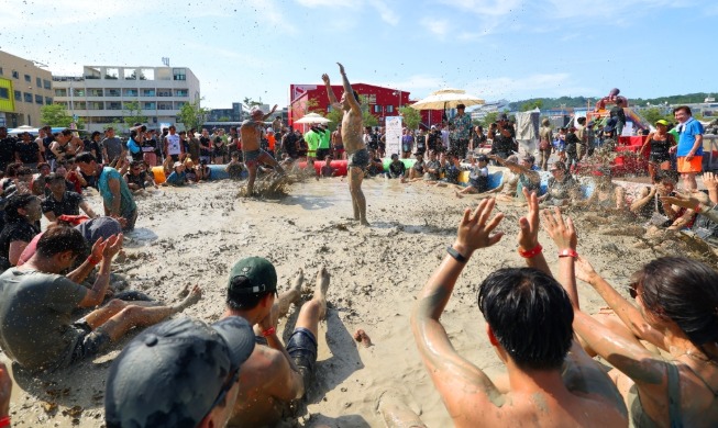 Bains de boue et concerts : le Boryeong Mud Festival continue jusqu'au 9 août