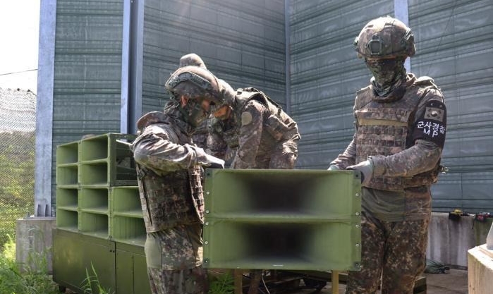 L’armée démantèle les haut-parleurs situés à la frontière avec la Corée du Nord