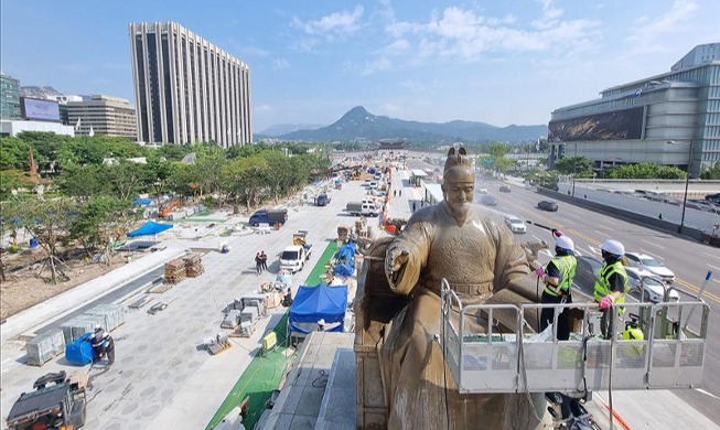 Statue nettoyée avant la réouverture de la place Gwanghwamun