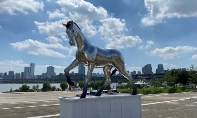 Exposition en bord du fleuve Han présentant les œuvres de 302 sculpteurs locaux