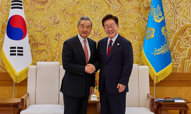 Le président Lee Jae Myung s’entretient avec le ministre chinois des Affaires étrangères Wang Yi