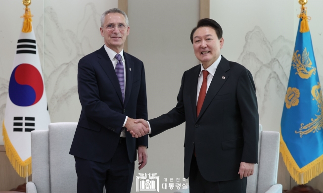 Le président Yoon s'entretient avec le secrétaire général de l'Otan