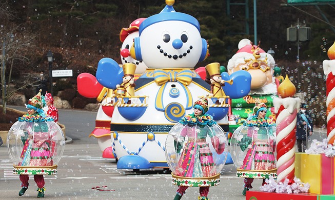 Une princesse de glace visite un parc d'attractions pour Noël