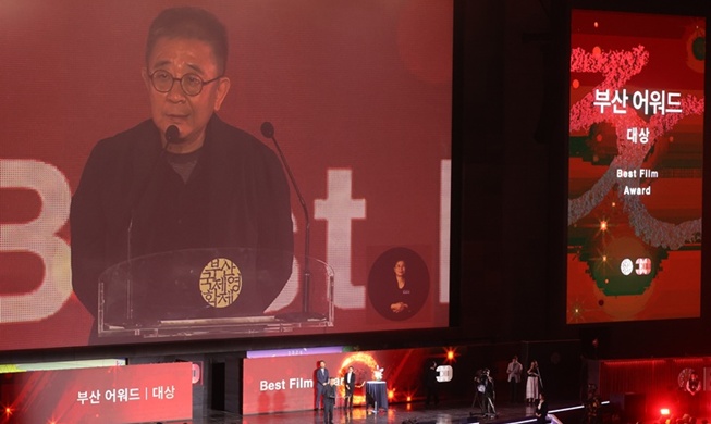 Le réalisateur sino-coréen Zhang Lu remporte le prix du meilleur film du 30e BIFF avec « Gloaming in Luomu »