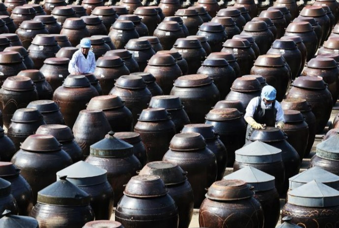 Nettoyage de jarres en terre cuite