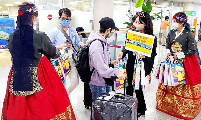 Des touristes taïwanais arrivent sur l'île de Jeju