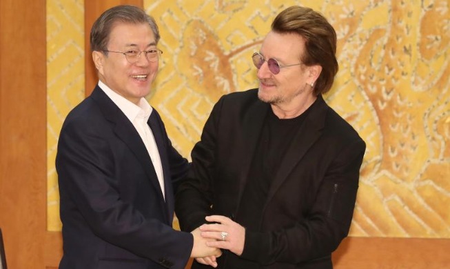 Covid-19 : le chanteur irlandais Bono appelle le president Moon au soutien des équipements médicaux pour l’Irlande