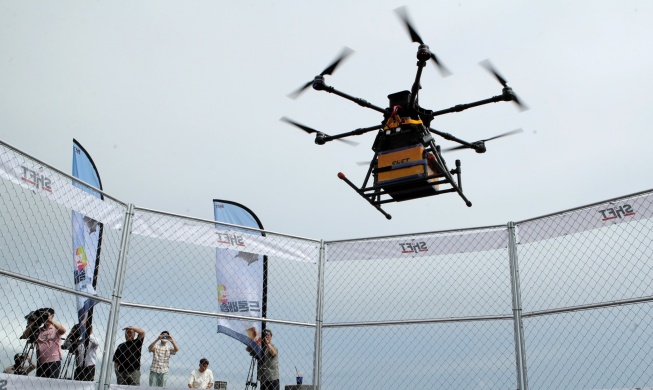 Une boîte de poulet livrée par drone sur une plage