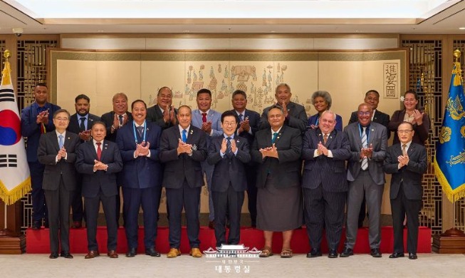 Le président Lee Jae Myung s’entretient avec les hauts responsables de 15 États du Pacifique