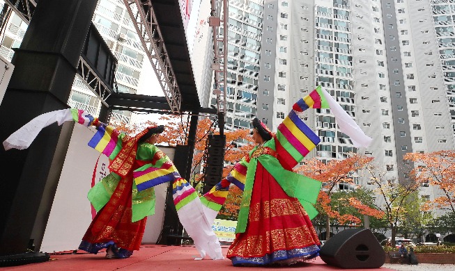 Image du jour : Danse traditionnelle dans un complexe d'appartements