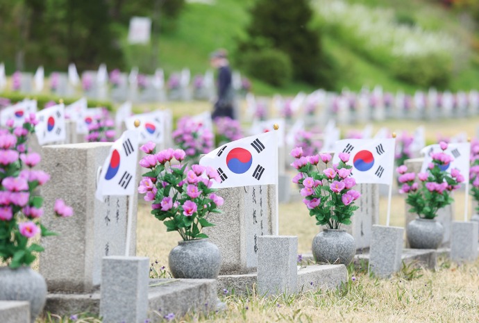 Drapeaux au cimetière du 19-Avril