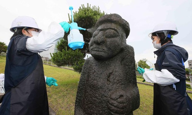 Nettoyage de statue à Jeju