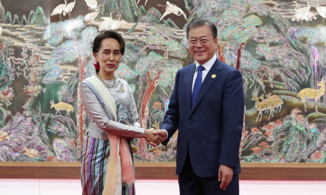 Le président Moon échange des lettres de félicitations avec la conseillère d'État de la Birmanie Aung San Suu Kyi