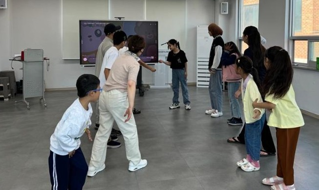 Dans le Gyeonggi, une initiative locale élargit l’accès à l’école aux enfants étrangers