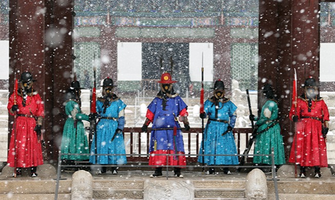 Les gardiens de porte protègent le palais Gyeongbokgung sous la neige