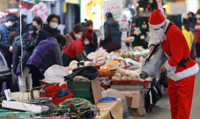 Le Père Noël désinfecte un marché traditionnel à Busan