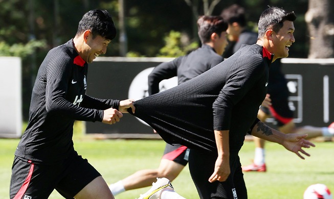 Les joueurs de l'équipe nationale s'entraînent avant le match amical