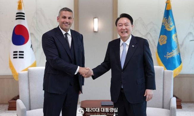 Le président Yoon et l'envoyé des EAU discutent des liens bilatéraux à Séoul