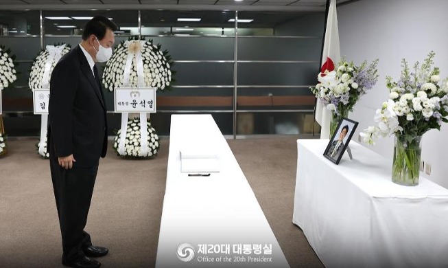 Le président Yoon s’est rendu à l’autel funéraire de Shinzo Abe