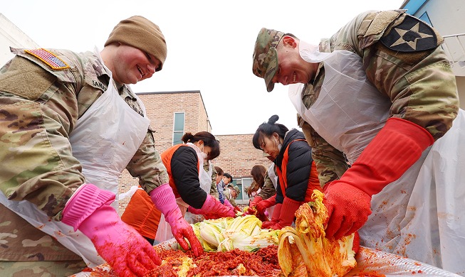 Fabrication du kimchi des forces américaines en Corée