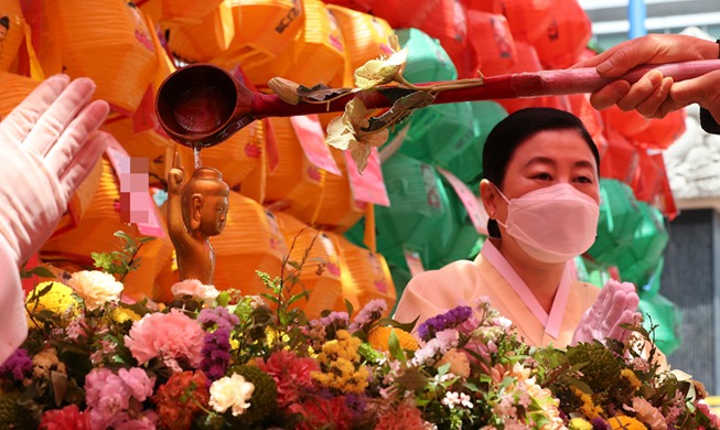 Image du jour : la cérémonie du bain de bébé Bouddha