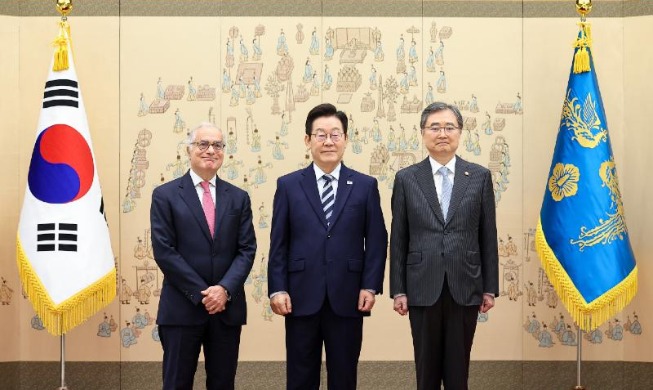 Le président Lee Jae Myung reçoit les lettres de créances de sept nouveaux ambassadeurs