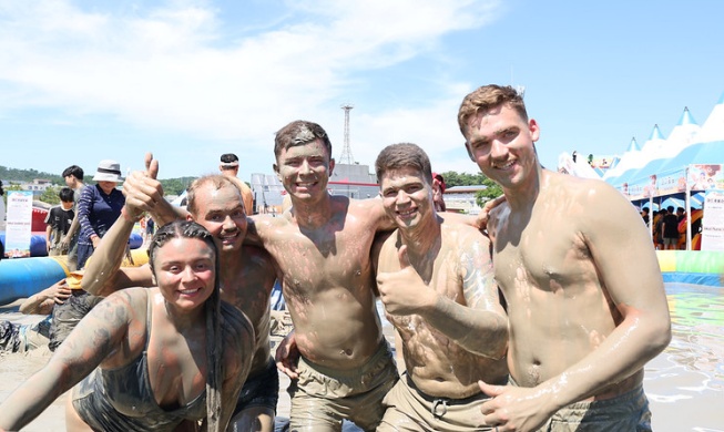 En images : une journée dans la boue du Boryeong Mud Festival
