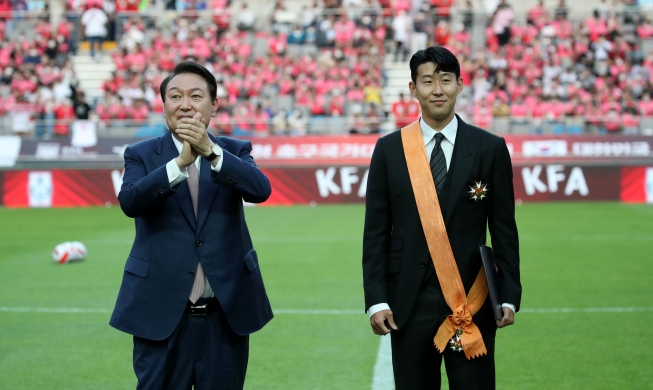 Le président Yoon récompense le meilleur buteur de Premier League, Son Heung-min