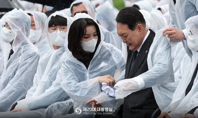 La Première dame assiste à la cérémonie du jour du Souvenir avec le président Yoon