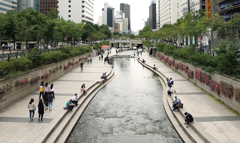 Le 28 juillet, l'agence londonienne de notation des universités QS (Quacquarelli Symonds) a publié sur son site officiel sa liste des « Meilleures villes étudiantes 2022 ». La photo montre des personnes marchant le long du cours d'eau Cheonggyecheon à Séoul en septembre de l'année dernière. ⓒ Korea.net DB