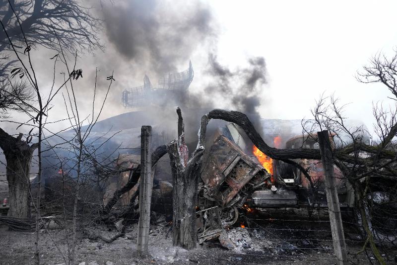 Des radars et des équipements dans une base militaire à l'extérieur de Mariupol, une ville portuaire de l’est de l'Ukraine, sont en feu, détruits par les bombardements russes, le 24 février (heure locale). L'armée russe a attaqué l'Ukraine simultanément par l'est, le sud et le nord, réalisant une invasion à grande échelle. ⓒ Yonhap News 