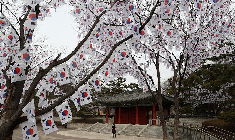 À la veille du 102e anniversaire du Mouvement d'indépendance du 1er Mars, des drapeaux nationaux du pays, appelés « taegeukgi » en coréen, flottent au vent. La mairie de l’arrondissement de Yongsan a installé une « rue de taegeukgi » près de station de métro Parc Hyochang (ligne 6) afin d’honorer des morts pour la patrie. 