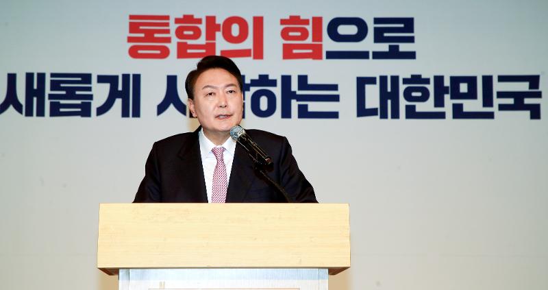 Le président élu Yoon Suk-yeol donne une conférence de presse à l'Assemblée nationale à Séoul le jeudi 10 mars 2022, suite à sa victoire à l'élection présidentielle plus tôt dans la journée. ⓒ Yonhap News