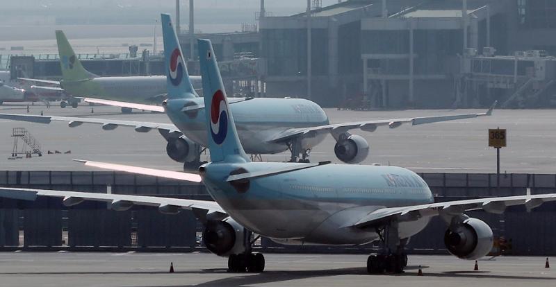 Les compagnies a&eacute;riennes cor&eacute;ennes suspendent leurs vols vers la Russie et r&eacute;acheminent leurs avions pour &eacute;viter l'espace a&eacute;rien russe. Sur la photo, un avion de Korean Air vu depuis un observatoire de l'a&eacute;roport international d'Incheon. ⓒ Yonhap News