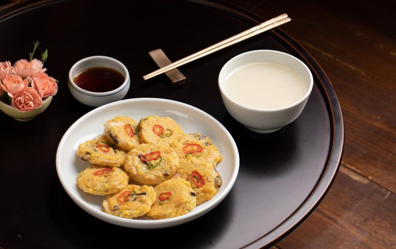 Makgeolli rice wine with nokdujeon (mung bean pancakes)