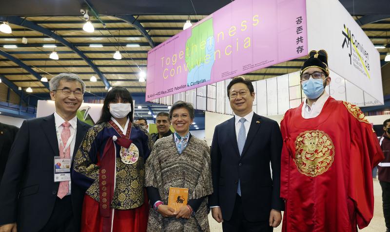 Le ministre de la Culture, des Sports et du Tourisme, Hwang Hee (deuxième à partir de la droite), le président de l'association des éditeurs coréens, Yoon Chul-ho (à l'extrême gauche) et la maire de Bogota, Claudia Lopez (au milieu), en compagnie de participants à la foire. ⓒ Ministère de la Culture, des Sports et du Tourisme
