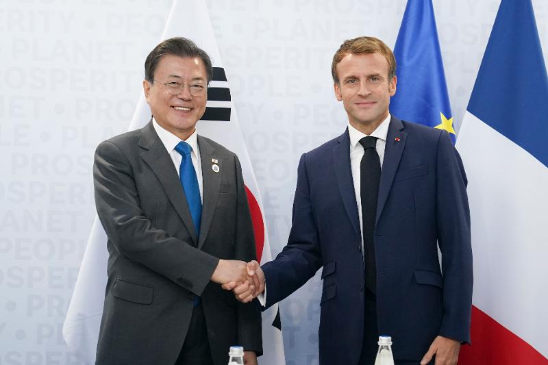 Le président Moon Jae-in échange une poignée de main avec son homologue français Emmanuel Macron lors du sommet bilatéral en marge de la session du G20 à Rome, le 30 octobre 2021 Ⓒ Yonhap News