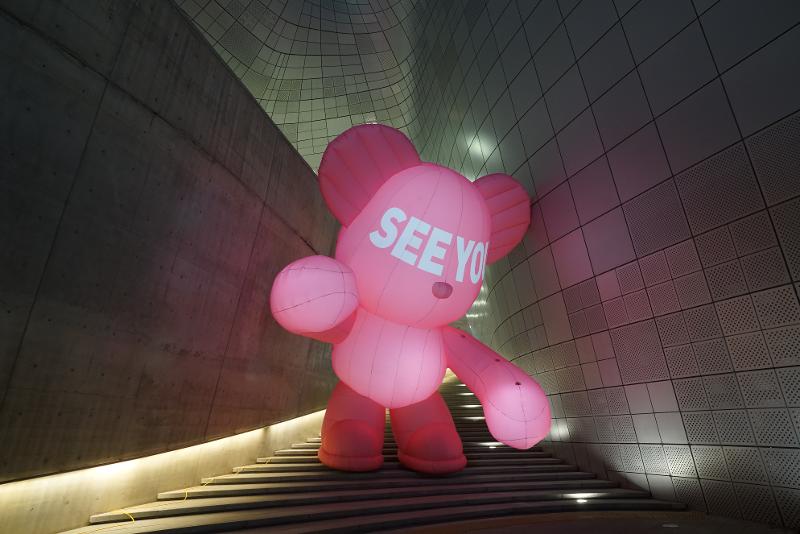 La Dongdaemun Design Plaza, dans le district Jung-gu de Séoul, présente un ours en forme de ballon à grande échelle. © Fondation du design de Séoul
