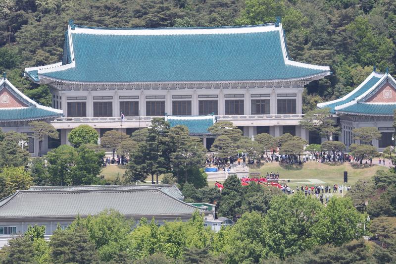 Les gens visitent Cheong Wa Dae le 10 mai 2022.