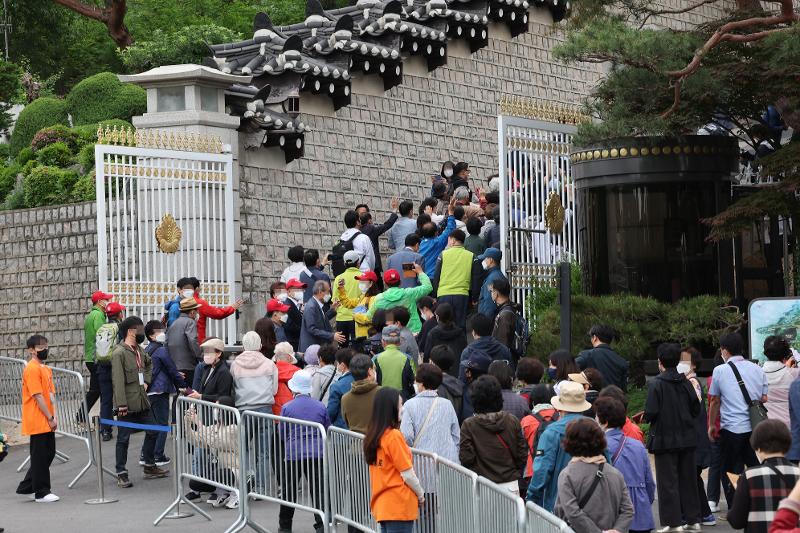 Le sentier de randonnée allant de Cheong Wa Dae au mont Bugak est ouvert de 7h00 à 19h00. Tout le monde peut le visiter sans réservation.