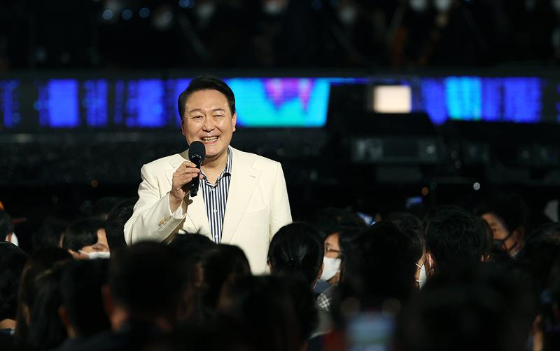 Le président Yoon salue le public dans le jardin principal de Cheong Wa Dae, où l'édition spéciale de « KBS Open Concert » a été organisée pour commémorer l'ouverture de Cheong Wa Dae au public, le 22 mai 2022. ⓒ Kim Sunjoo / Korea.net 