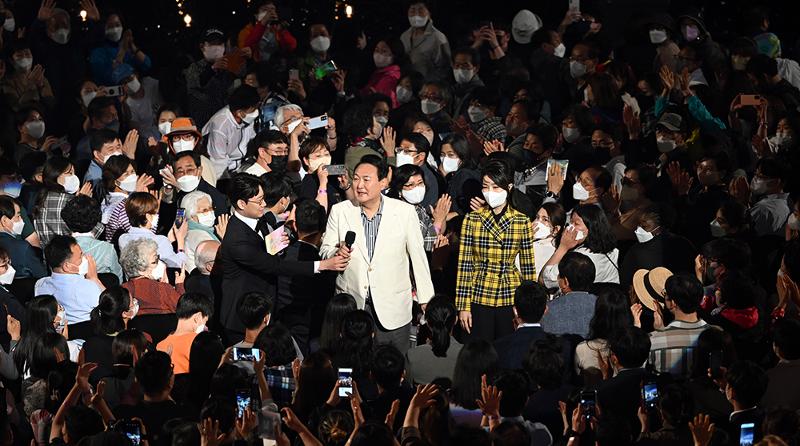 Le président Yoon Suk Yeol et la Première dame Kim Keon-hee saluent le public dans le jardin principal du Cheong Wa Dae, où s'est tenue l'édition spéciale du « KBS (Korea Broadcasting System) Open Concert » pour commémorer l'ouverture du Cheong Wa Dae. ⓒ Kang Min-seok / Service de sécurité présidentielle