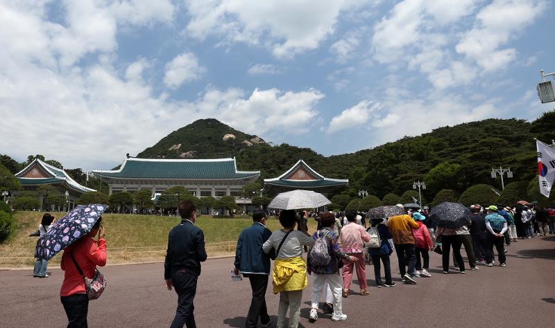 Le 26 mai, lorsque le bâtiment principal et la résidence officielle de Cheong Wa Dae ont été ouverts au public, les gens ont fait la queue pendant plus de deux heures pour entrer dans le bâtiment principal.