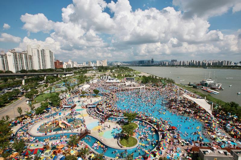 La piscine en plein air du parc Ttukseom de la rivière Han. 