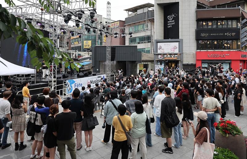 Un spectacle de musique de rue française se déroule le 19 juin dans la rue Yonsei, dans le quartier de Sinchon, dans le district de Seodaemun à Séoul. Ⓒ Yonhap News